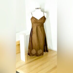 Loft- Brown Embroidered Sunburst Midi Dress. Size 4